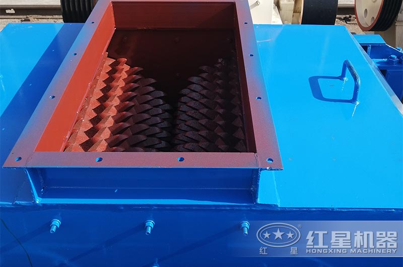 1200狼牙對輥機(jī)現(xiàn)場實拍_全液壓對輥制砂機(jī)多少錢