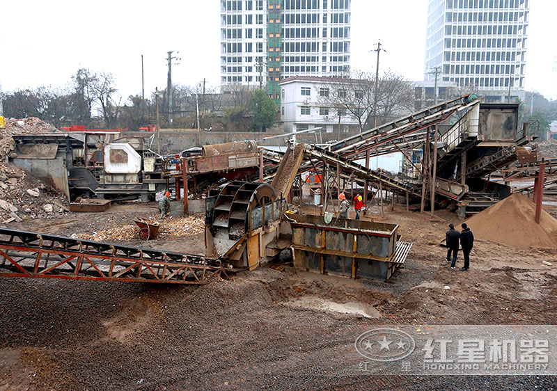 建筑垃圾制沙現(xiàn)場(chǎng)，配置車載制沙機(jī)
